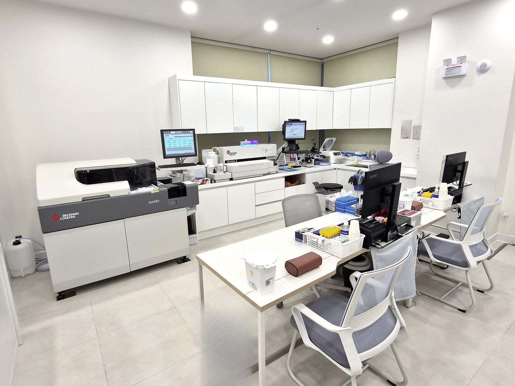 성모내과 원내 진단검사실 전경 - Beckman Coulter AU480, Access 2
